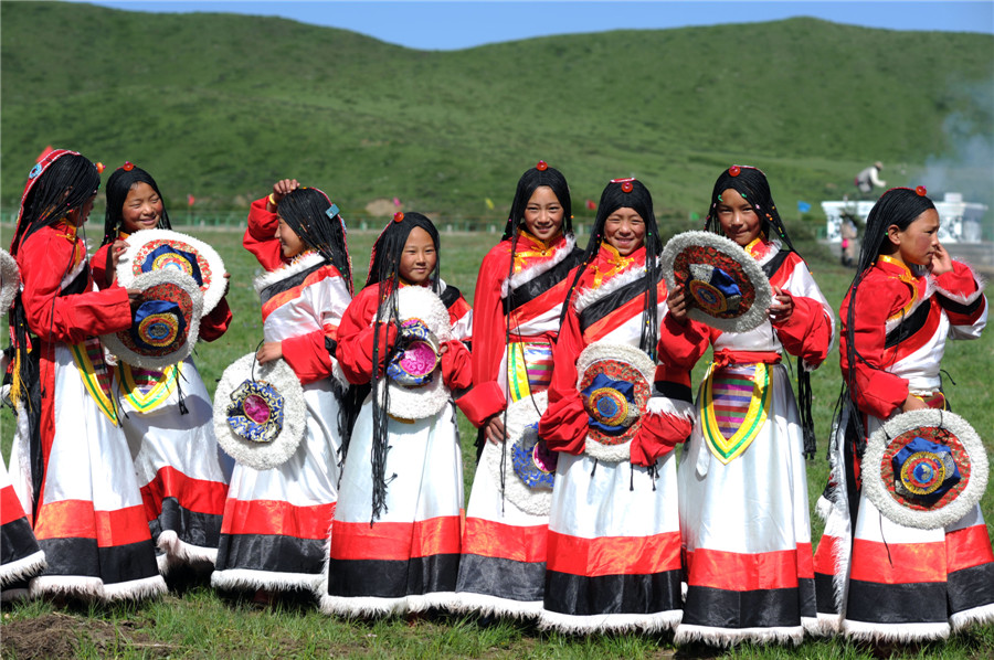 De jeunes tibétaines en coutumes traditionnels pour célébrer le concours équestre. 