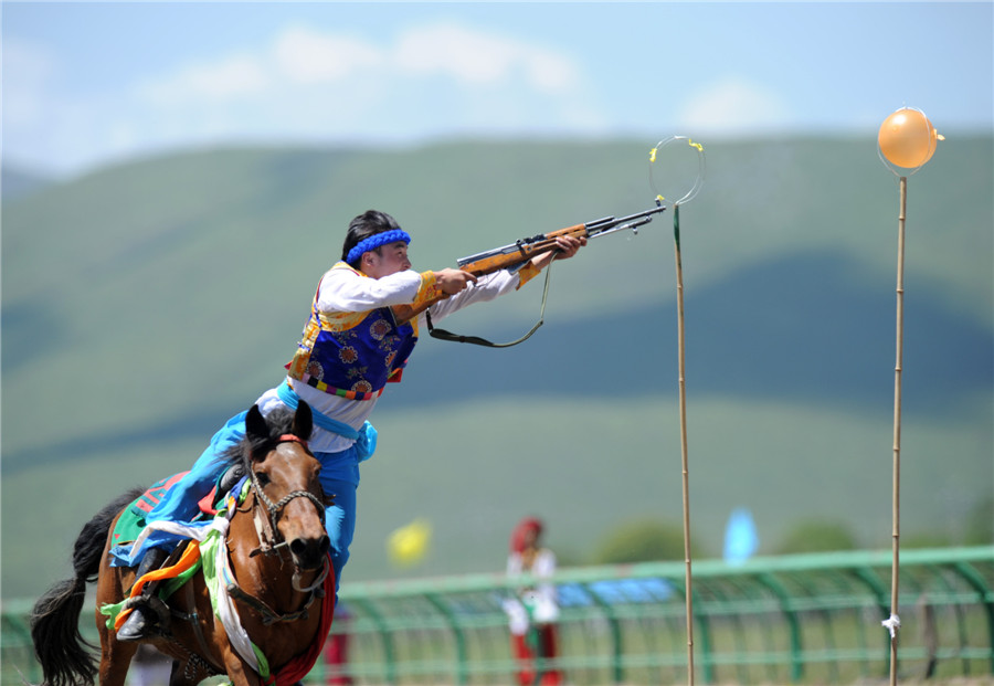 Un cavalier montre tout son art et précision, lors d'un concours équestre dans la préfecture autonome tibétaine et qiang d’Aba, la province du Sichuan, le 17 juin 2014.