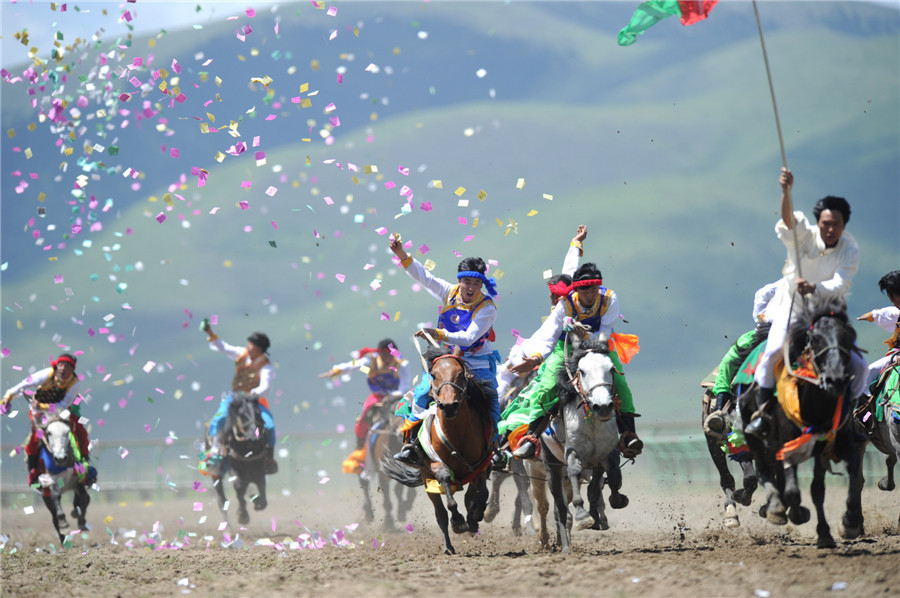 Le traditionnel concours équestre qui s’est déroulé le 17 juin dans la préfecture autonome tibétaine et qiang d’Aba, la province du Sichuan, a attiré plus de 300 cavaliers venant de toute la Chine. [Photo : He Haiyang/Asianewsphoto] 