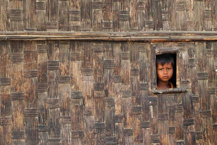 Un jeune garçon dans son abri provisoire dans un camp de réfugiés de Rohingyas déplacés près de Sittwe, le gouvernement du Myanmar entamant un recensement national, le 2 avril 2014.