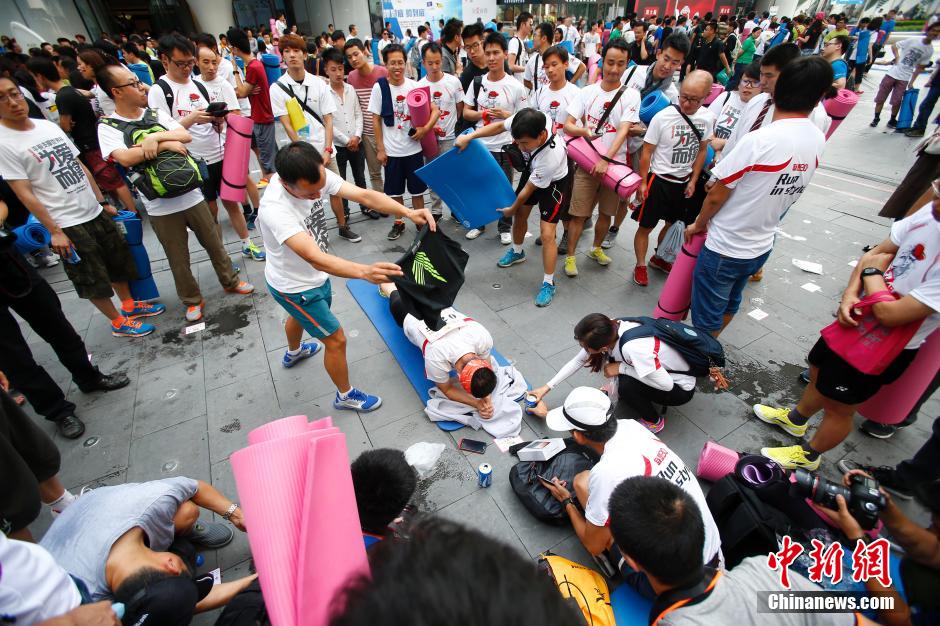 Beijing : plus de 2 000 personnes pratiquent le plank