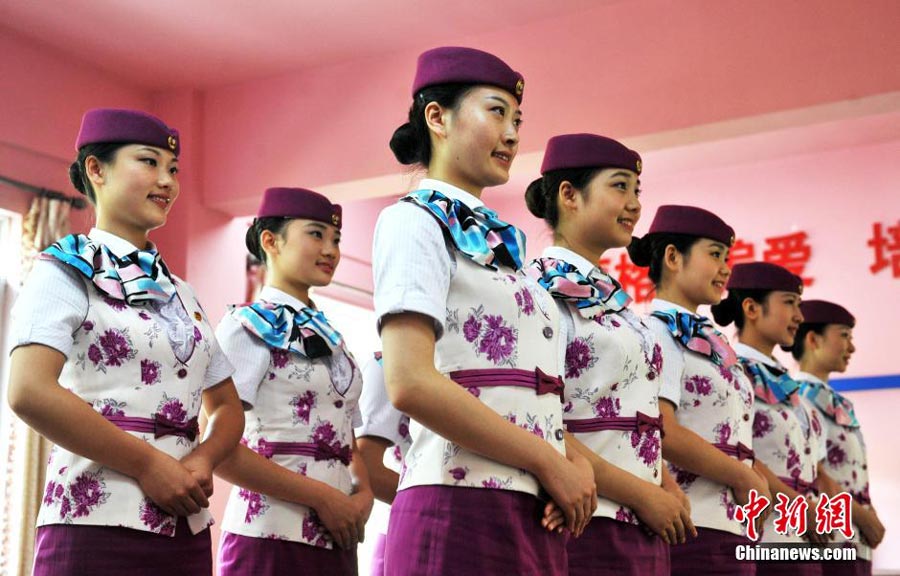 Formation pour les hôtesses des trains à grande vitesse à Chongqing