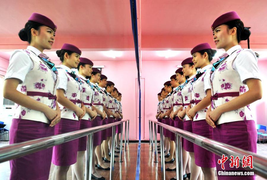 Formation pour les hôtesses des trains à grande vitesse à Chongqing