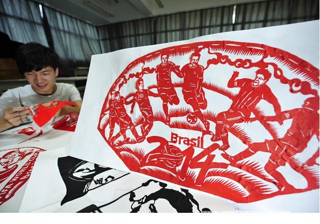 Le jeune artisan chinois a reproduit l'univers de la Coupe du Monde avec des ciseaux et du papier.