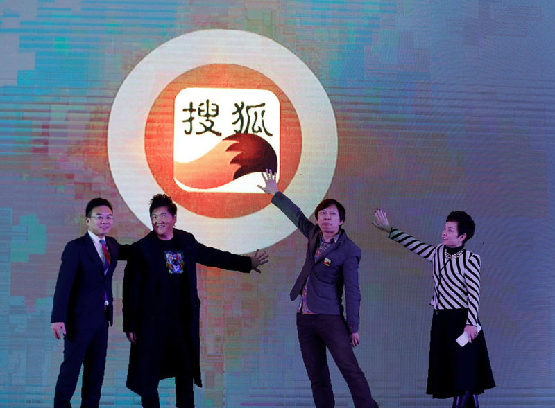 Charles Zhang (deuxième à droite), président de Sohu.com Inc, et des célébrités font une présentation. [Photo / PCP]