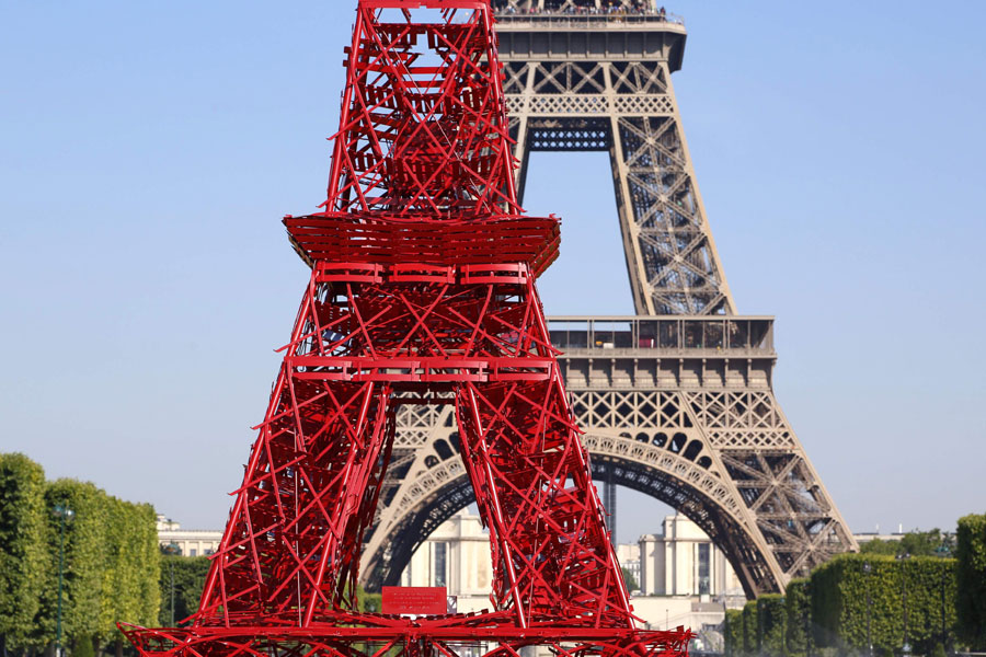 Une vue rapprochee des chaises de bistrot rouges qui composent la réplique de la Tour Eiffel, construite à l'occasion du 125e anniversaire des chaises de bistrot de la société Fermob, à Paris le 24 juin 2014. Tout comme la Vieille Dame, les fameuses chaises de bistrot célèbrent cette année leur 125e anniversaire. [Photo / agences] 