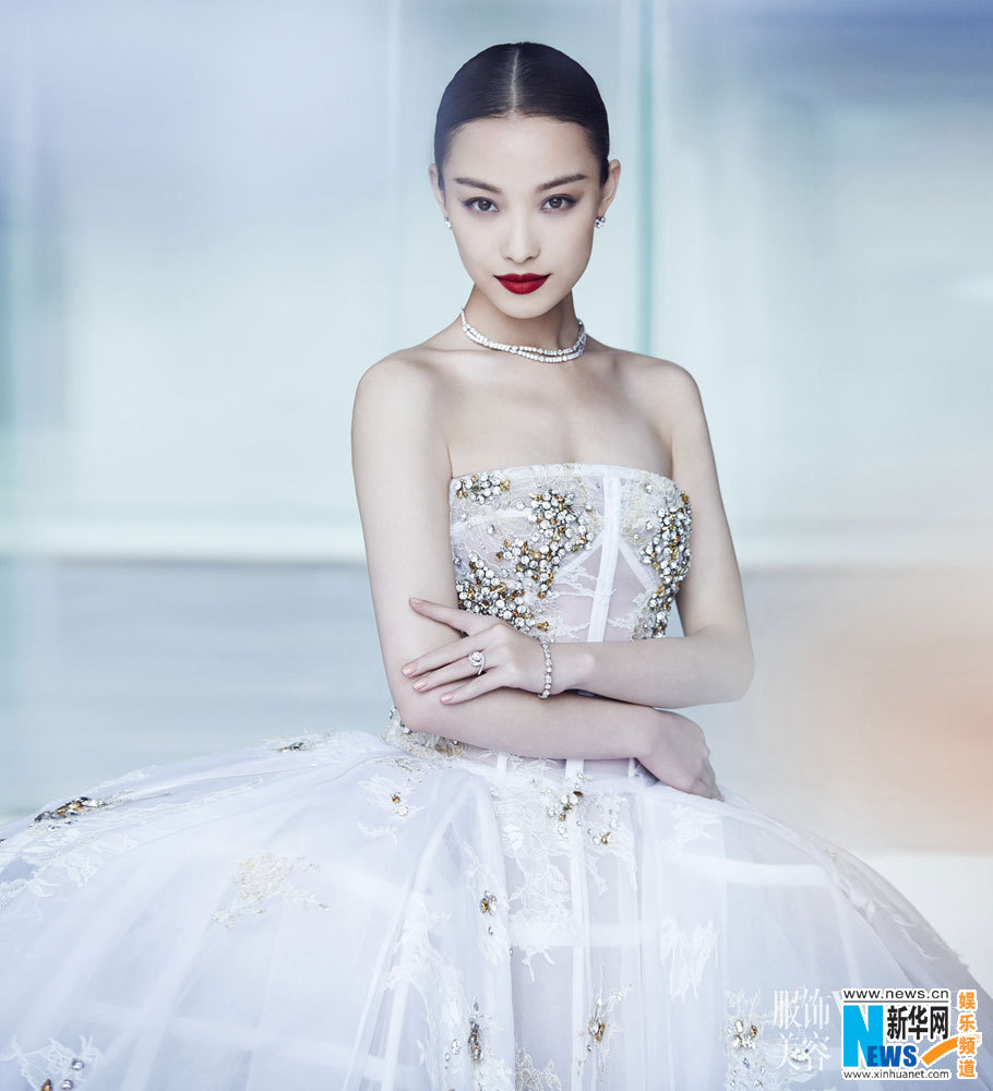 L'actrice chinoise Ni Ni pose pour un magazine