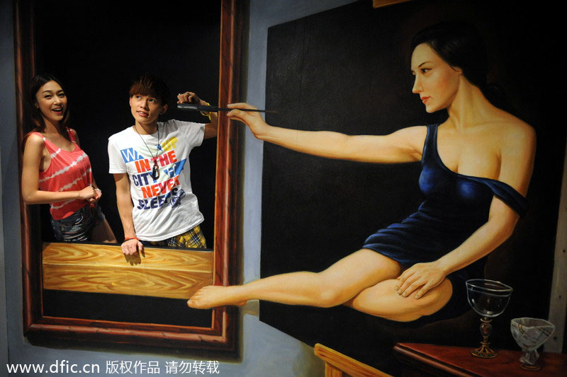 Des gens posent pour se faire photographier devant une peinture 3D au musée 3D de Hong Kong, le 26 juin 2014.