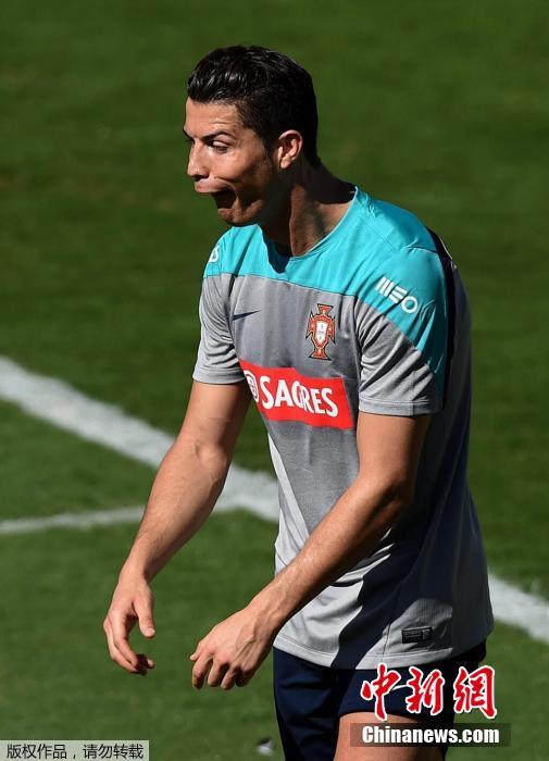 Le 12 juin, il semble que C.Ronaldo ait mangé quelque chose de sale. Mais il participe quand même à l’entraînement quotidien.