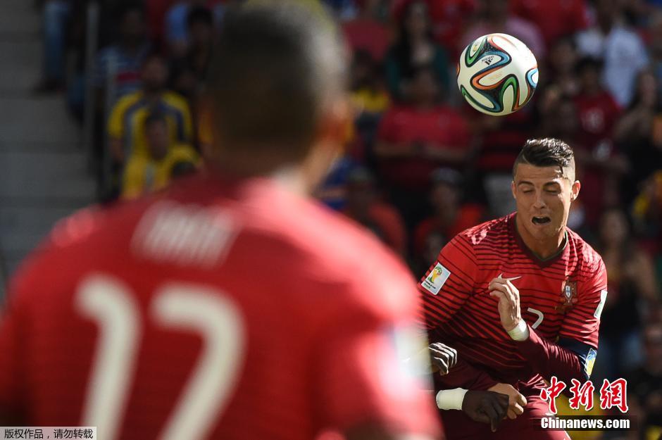 Le 26 juin, le ballon qui arrive vers la tête de C.Ronaldo l’a rendu triste.