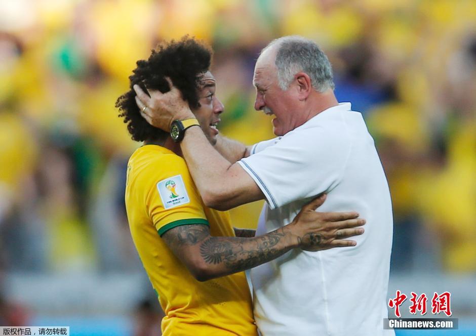 Le 29 juin, l’entraîneur en chef de l’équipe du Brésil soupire vers Marcelo : « Tu es vraiment très mignon. »