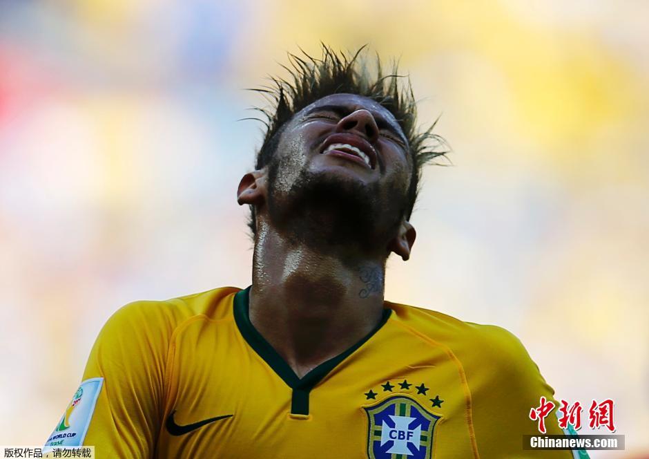 Le 28 juin 2014, Neymar a l’air très découragé, car il ne semble pas satisfait de sa coiffure.