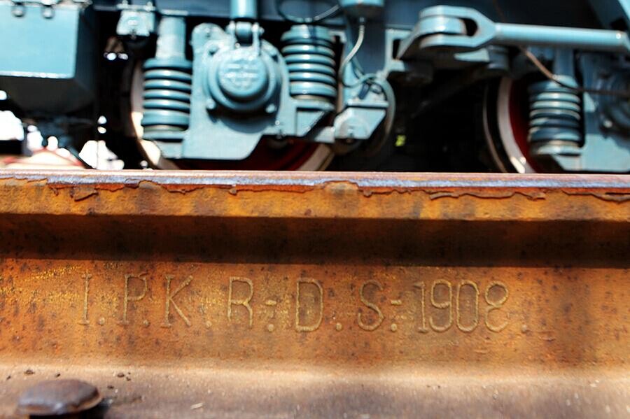 Le train 6087 roule sur une section de voie ferrée où est inscrite la mention de l'année « 1908 » dans la Gare de Zhangjiakou Nord, le 30 juin 2014. [Photo / Xinhua] 