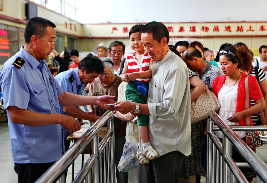Les passagers passent au contrôle des billets à la Gare de Zhangjiakou Nord, le 30 juin 2014 à 14h49. [Photo / Xinhua]
