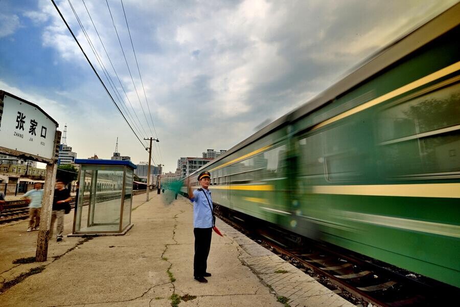 Après avoir vu le départ du train 6087 vers Datong le 30 juin 2014 à 15h06, la Gare de Zhangjiakou Nord, témoin de toute une époque, a officiellement pris sa retraite après plus d'un siècle de service. Construite en 1909, elle fut le terminal nord de la ligne historique Pékin-Kalgan (Beijing-Zhangjiakou), et la première jamais conçue et construite par les Chinois sans aide étrangère. [Photo / Xinhua]