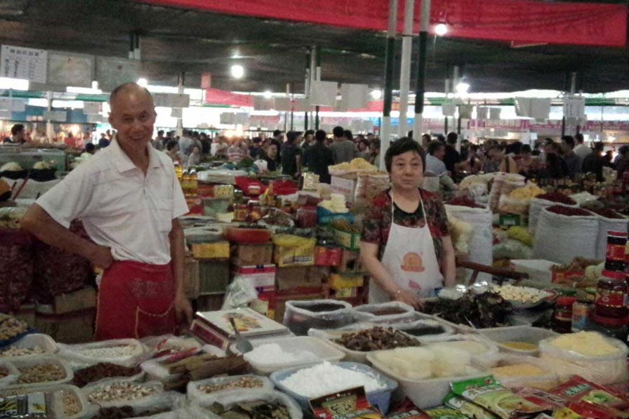 Wang Mingguang et son épouse, ont vendu un sac de large pâte de haricots à Angela Merkel et ont déclaré que la chancelière allemande était une personne agréable et avait échangé une poignée de main en toute simplicité avec eux. [Photo: Peng Chao/chinadaily.com.cn] 