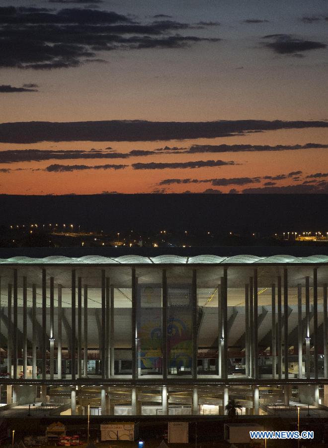 Le Stade national Mané-Garrincha à Brasilia au moment du coucher du soleil