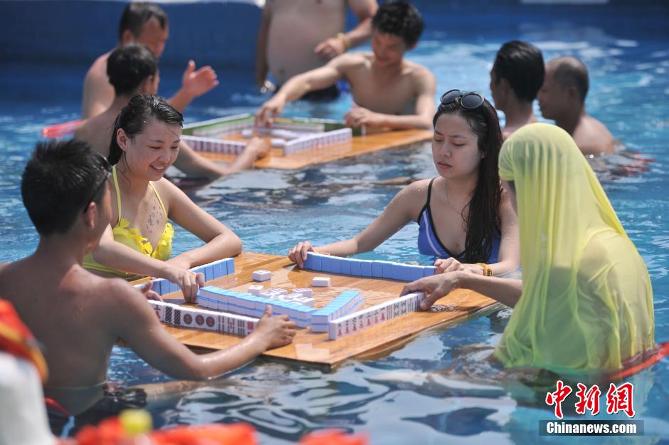 A Chongqing, le mahjong dans l'eau aide à supporter la canicule  