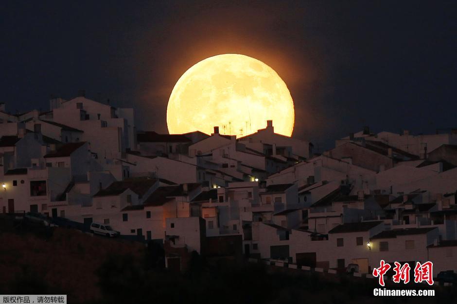 Photo de la super-lune prise à Olvera, en Espagne.