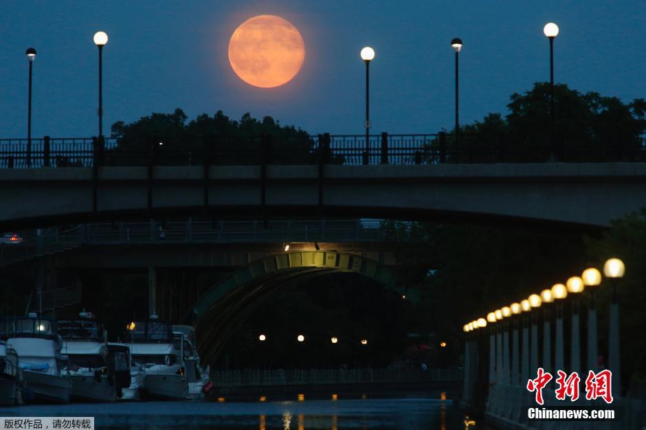Photo de la super-lune prise à New York, aux Etats-Unis.