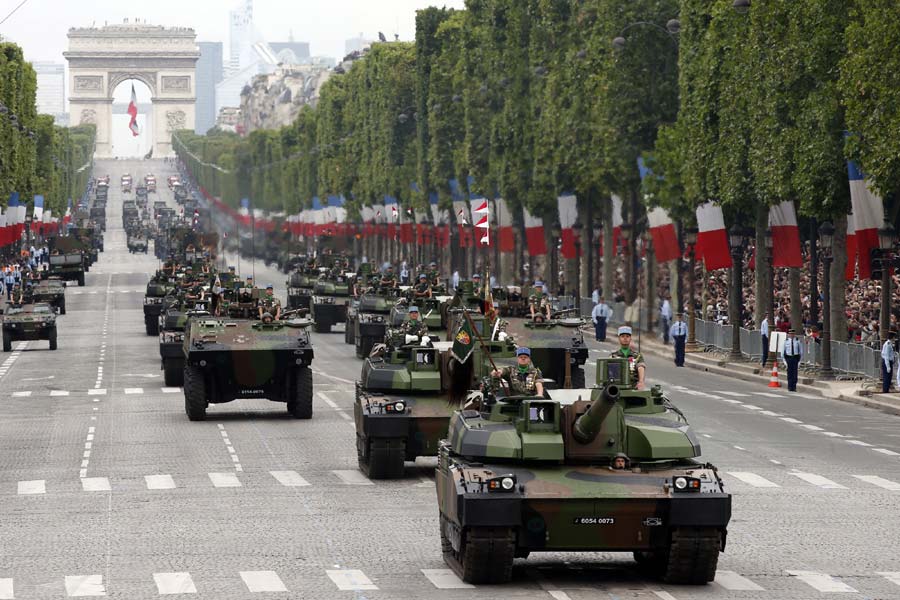 France : défilé militaire pour célébrer la fête nationale du 14 juillet