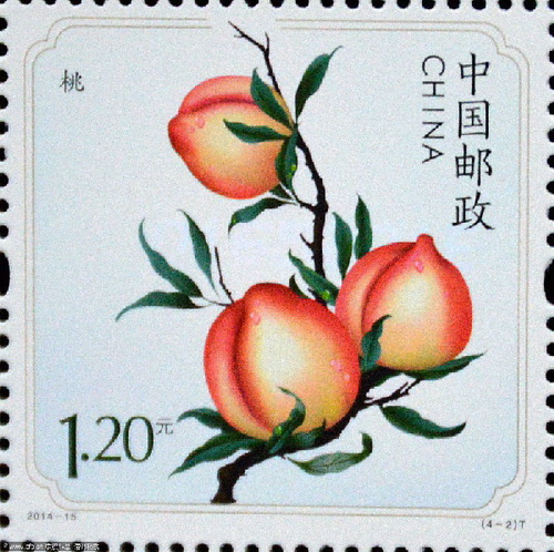 Photo prise le 14 juillet 2014 à Handan, dans la province du Hebei en Chine du Nord, montrant un timbre avec l'image et le parfum de la pêche, l'un des quatre timbres de l'ensemble parfumé aux fruits lancé aujourd'hui par la Poste de Chine.