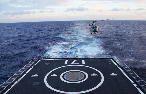Un hélicoptère se prépare à atterrir sur destroyer lance-missiles Haikou au large d'Hawaï. [Photo Yu Lin pour chinadaily.com.cn] 