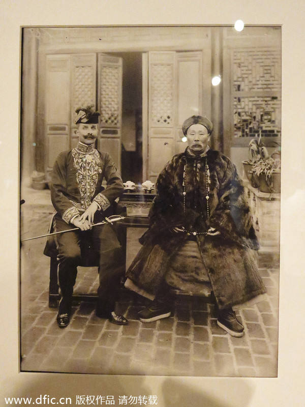 Auguste François et le capitaine général chinois Su Yuanchu en 1900 en Chine. [Photo/IC]
