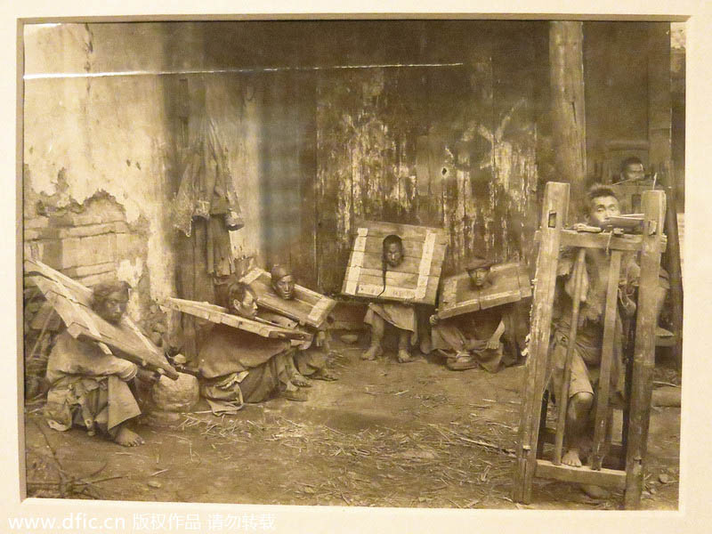Des criminels exposés au public, par Auguste François (Fang Suya) en 1904. [Photo/IC]