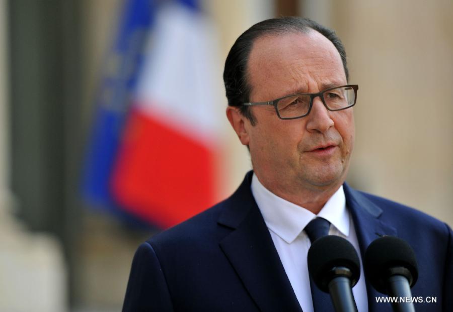 Hollande annonce la mobilisation de "tous les moyens" français au Mali pour retrouver l'avion d'Air Algérie