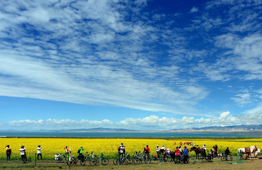 Chine: Paysages des nuages au-dessus du lac Qinghai