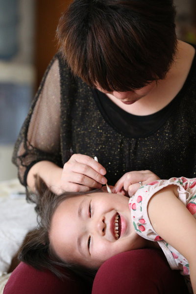 Wu Siyu, la sœur cadette, profite d'un moment de plaisir avec sa mère, le 10 juillet 2014.