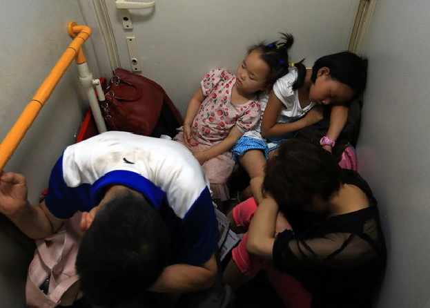 Les sœurs doivent dormir dans un couloir, tous les billets assis ayant été vendus, le 10 juillet 2014.