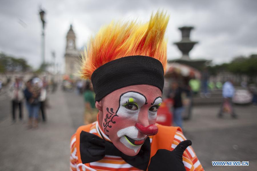 Un clown pose pour des photos lors de la sixième parade du Congrès latino-américain des clowns, au Centre Historique de la ville de Guatemala, le 29 juillet 2014. (Xinhua/Luis Echeverria)