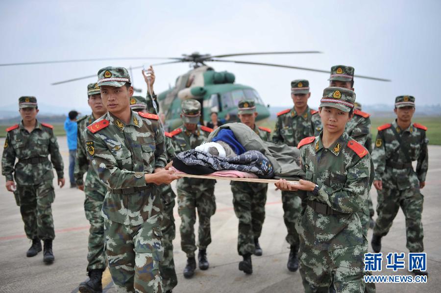 Lundi 4 août, des militaires transportent les blessés du séisme à l’aéroport de Shaotong.