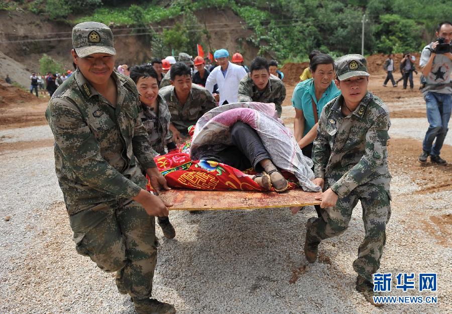 Lundi 4 août, des militaires transportent les blessés du séisme à l’aéroport de Shaotong.