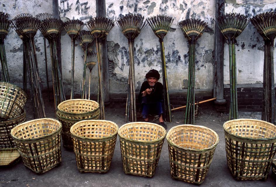 Un vieux tresseur de lanières de bambou vend ses produits à Chengdu (1980).