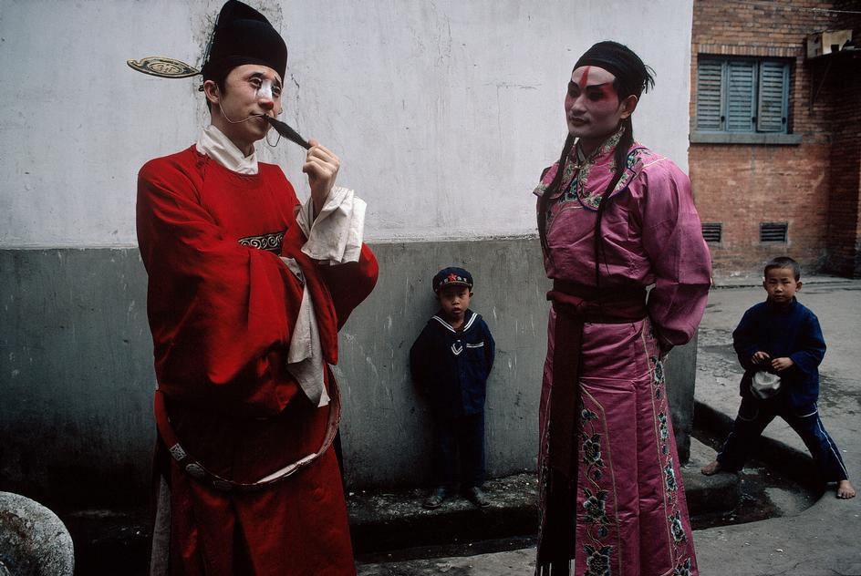 Deux acteurs de l’opéra de Chuan préparent une représentation dans le district de Guanxian (devenue aujourd’hui la ville de Dujiangyan), la province du Sichuan.