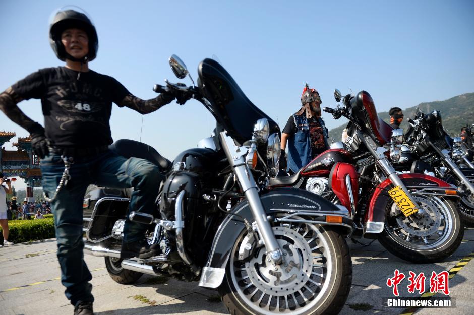 Des centaines de Harley vrombissent à Tianjin