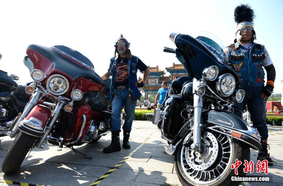 Des centaines de Harley vrombissent à Tianjin