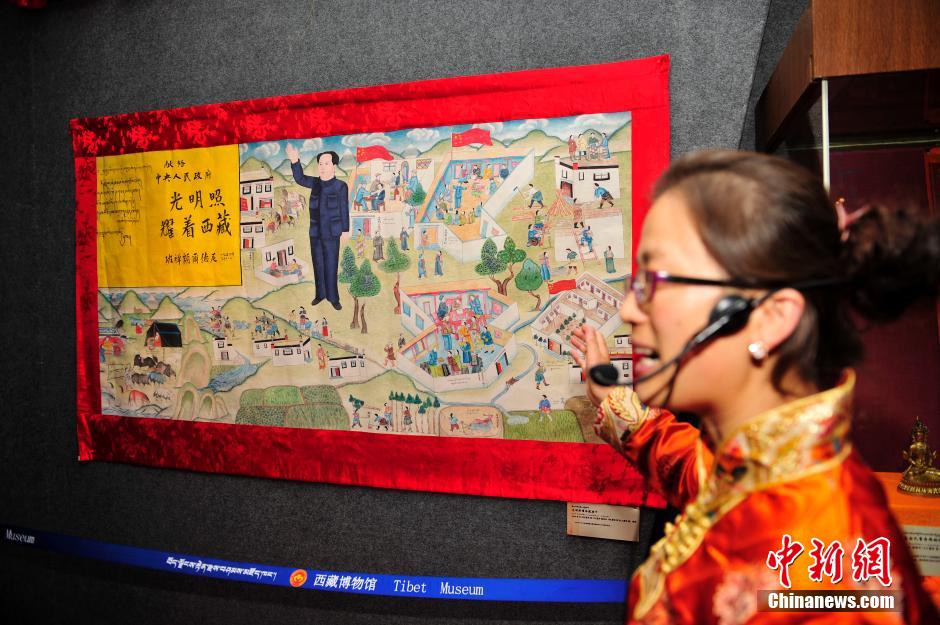 Exposition des présents offerts par les les dalaï lamas et panchen lamas