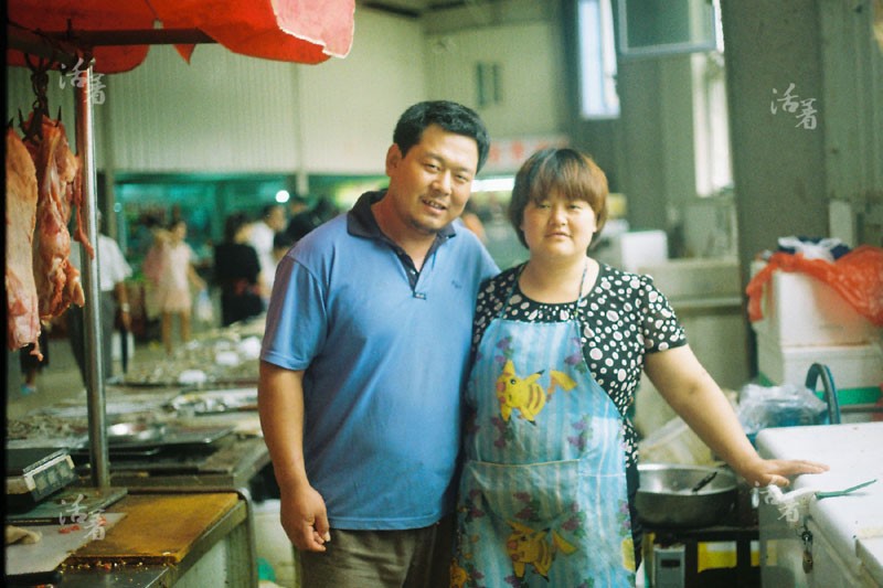 « Désormais, je suis en mesure de faire vivre ma famille. C'est le bonheur », a déclaré M. Yang. Le couple vend de la viande sur un marché du matin.