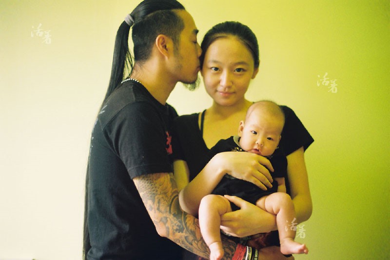 Wu Peng peut désormais se concentrer sur sa carrière de guitariste, tandis que son épouse, Liu Ran, s’occupe de leur fille.