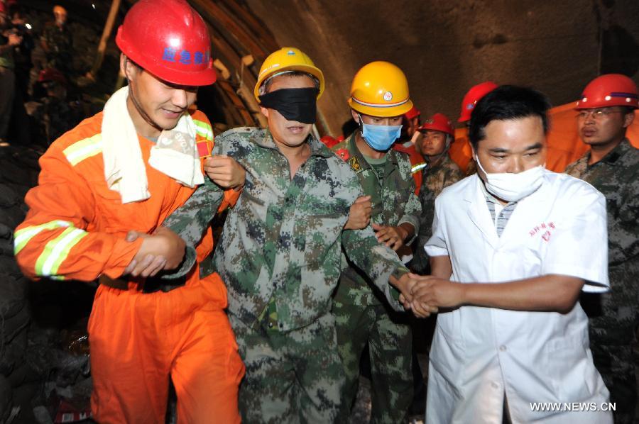 Chine : 13 ouvriers secourus après avoir été bloqués 140 heures dans un tunnel effondré