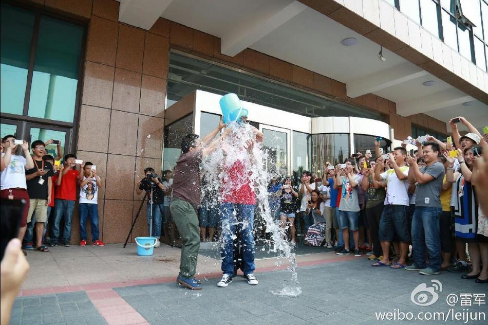 Les personnalités chinoises relèvent le défi de l’Ice Bucket Challenge