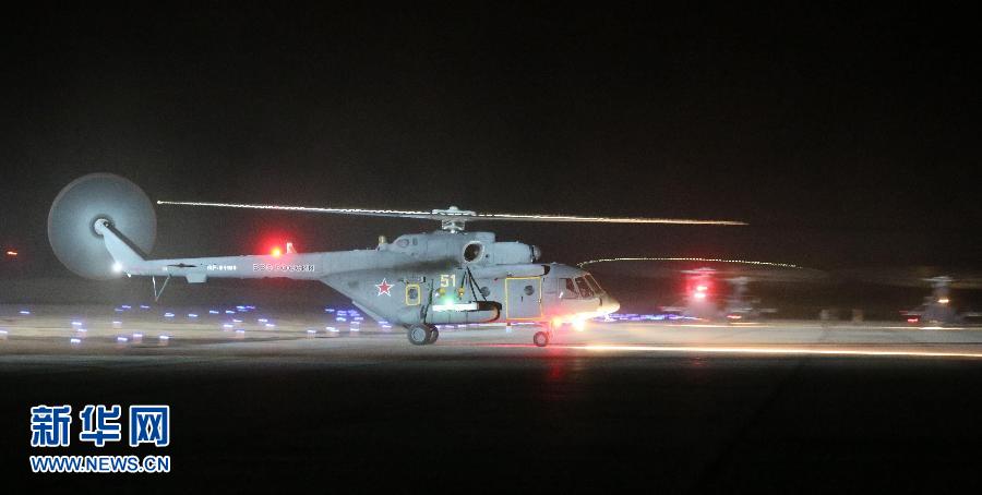 Un hélicoptère russe Mi-8 décolle de nuit sur la base de Zhurihe.
