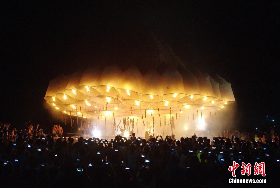 Une lanterne géante prend son envol dans le Hainan