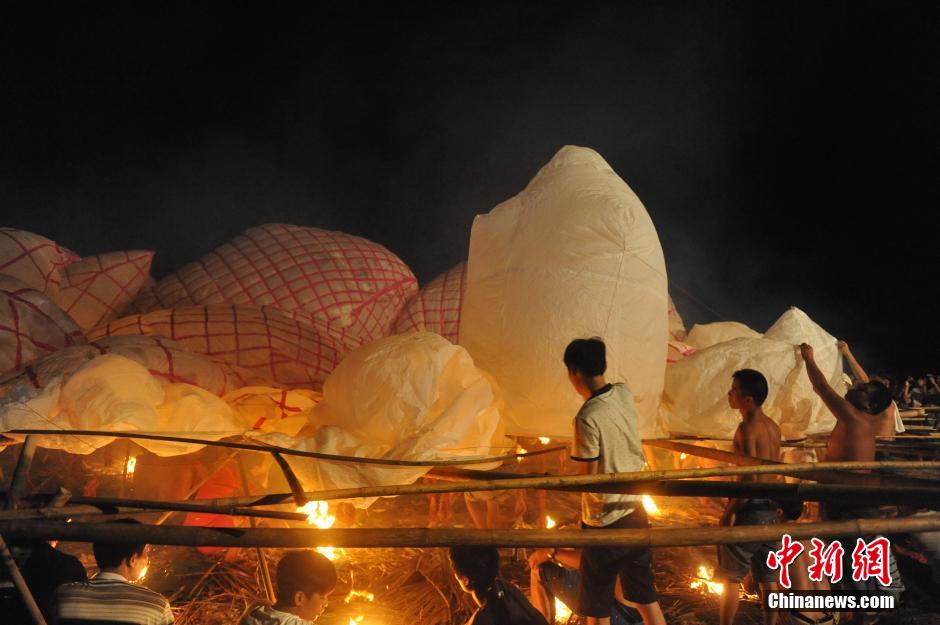 Une lanterne géante prend son envol dans le Hainan