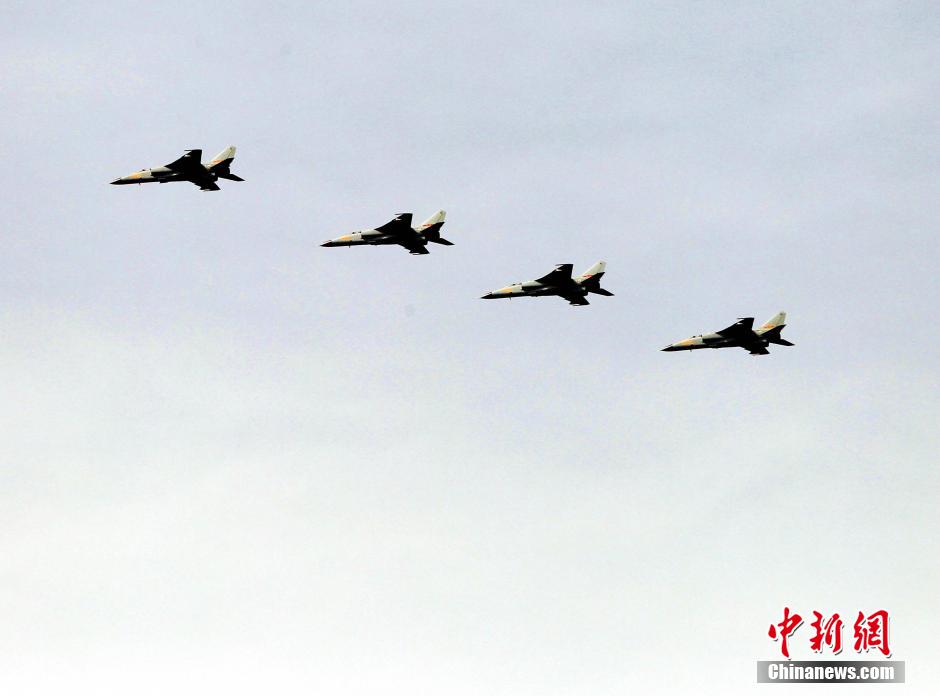 Des chasseurs-bombardiers JH-7 en vol.