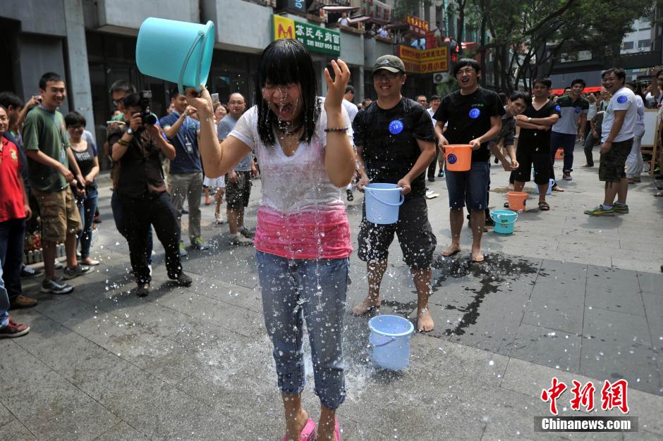 Beijing : cent personnes relèvent ensemble le défi de l'Ice bucket challenge